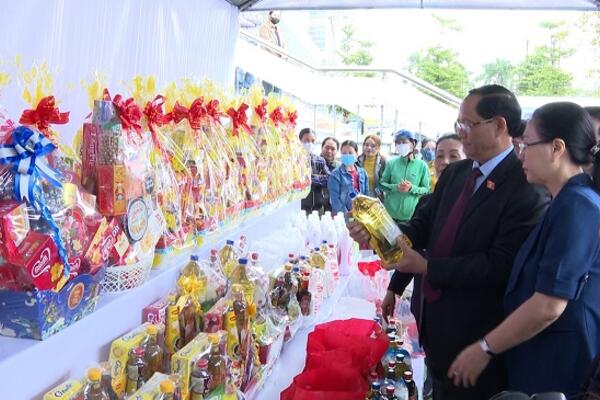 Phó Chủ tịch Quốc hội Trần Quang Phương dự Chương trình “Tết Sum vầy- Xuân chia sẻ 2024” tại Quảng Ngãi
