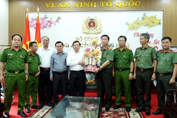 Chủ tịch UBND tỉnh Đặng Văn Minh thăm các cơ quan, đơn vị làm việc trong dịp Tết
