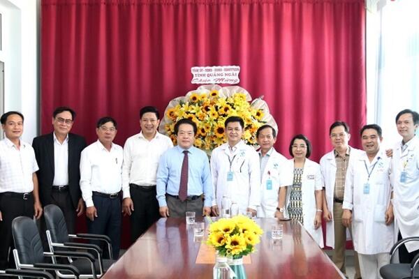 Phó Chủ tịch UBND tỉnh Võ Phiên thăm, chúc mừng các cơ sở y tế nhân Ngày Thầy thuốc Việt Nam